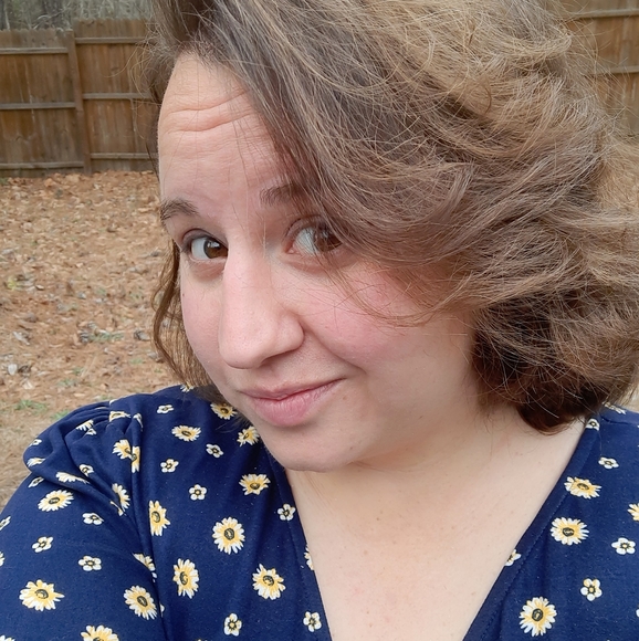 Meet your Posher, April - Picture 1 of 2